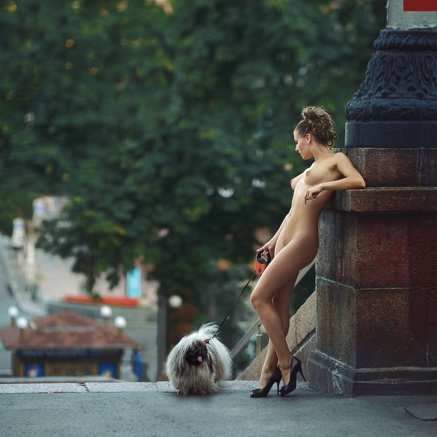 Голые девушки на улице - эротика уличные фото