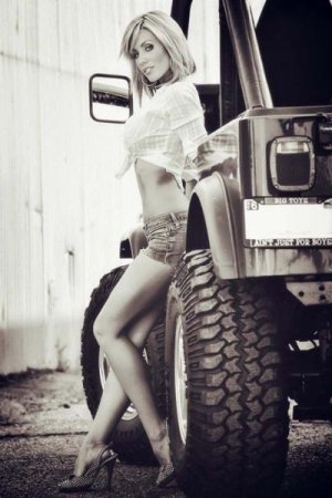 hot-girls-jeeps14