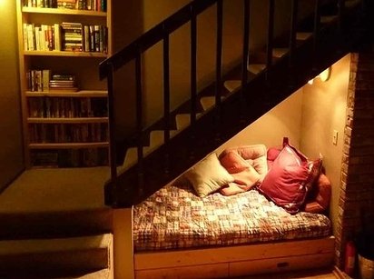 постель под лестницей