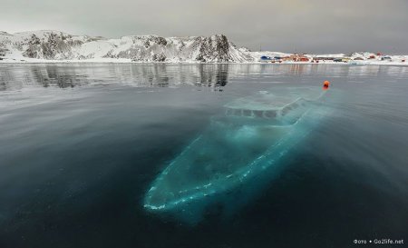 Затонувшая в Антарктиде яхта