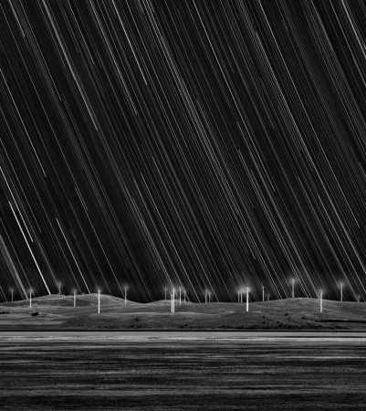 звездные следы над ветряной фермой.