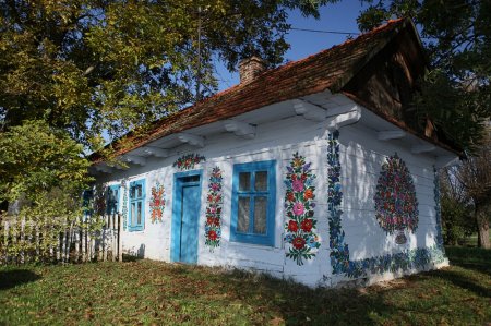 Дом в цветочных орнаментах