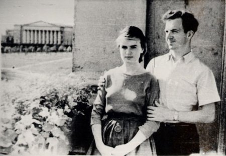 Ли Харви Освальд и его жена Марина на балконе своей квартиры, 1961 год, г. Минск