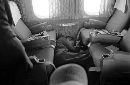 Роберт Ф. Кеннеди спит на полу самолета во время своей президентской кампании 1968 года