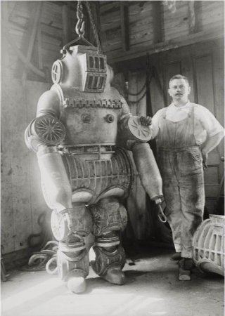 Костюм из алюминиевого сплава Честера Макдуффи весом около 200 кг, 1911 г