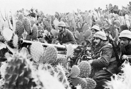 Итальянские военные в засаде. 1943 год. Тунис