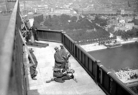 ПВО на Эйфелевой башне, Париж, 1916 год