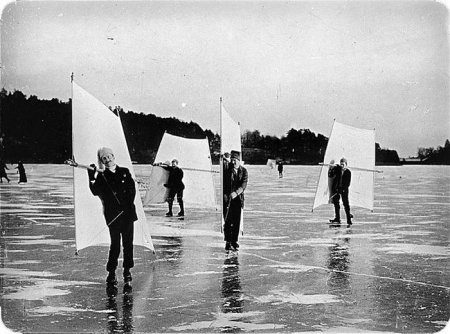 Катание на коньках под парусом. Швеция, конец 19–го столетия