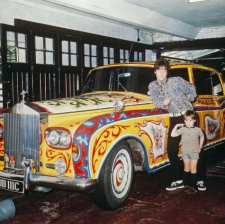 Джон Леннон и его сын позируют возле своего Rolls-Royce