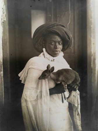 Кенийка держит на руках домашнего любимца, Момбаса, 1909 год