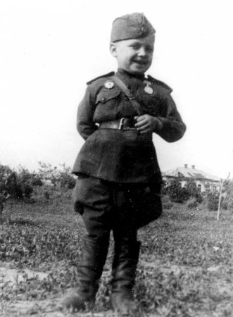 Гвардии рядовой 6-летний Сереженька Алешков, сын полка, 1942