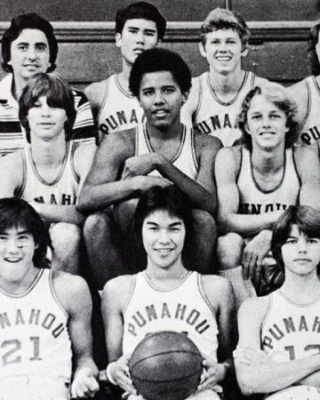 Барак Обама в школьной баскетбольной команде.