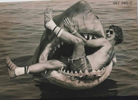 Стивен Спилберг сидит в механической акуле