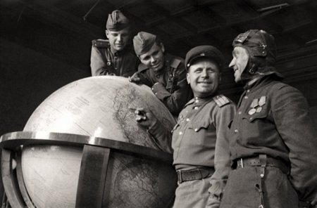 Советские солдаты у глобуса Гитлера, 1945